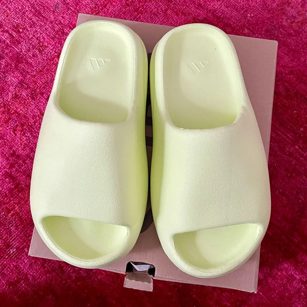 EUC sz 5 adidas YZY Yeezy Slides Glow Green
